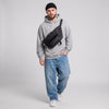 Geanta sling Pentagon Telamon neagra purtata pe hanorac, stil urban
