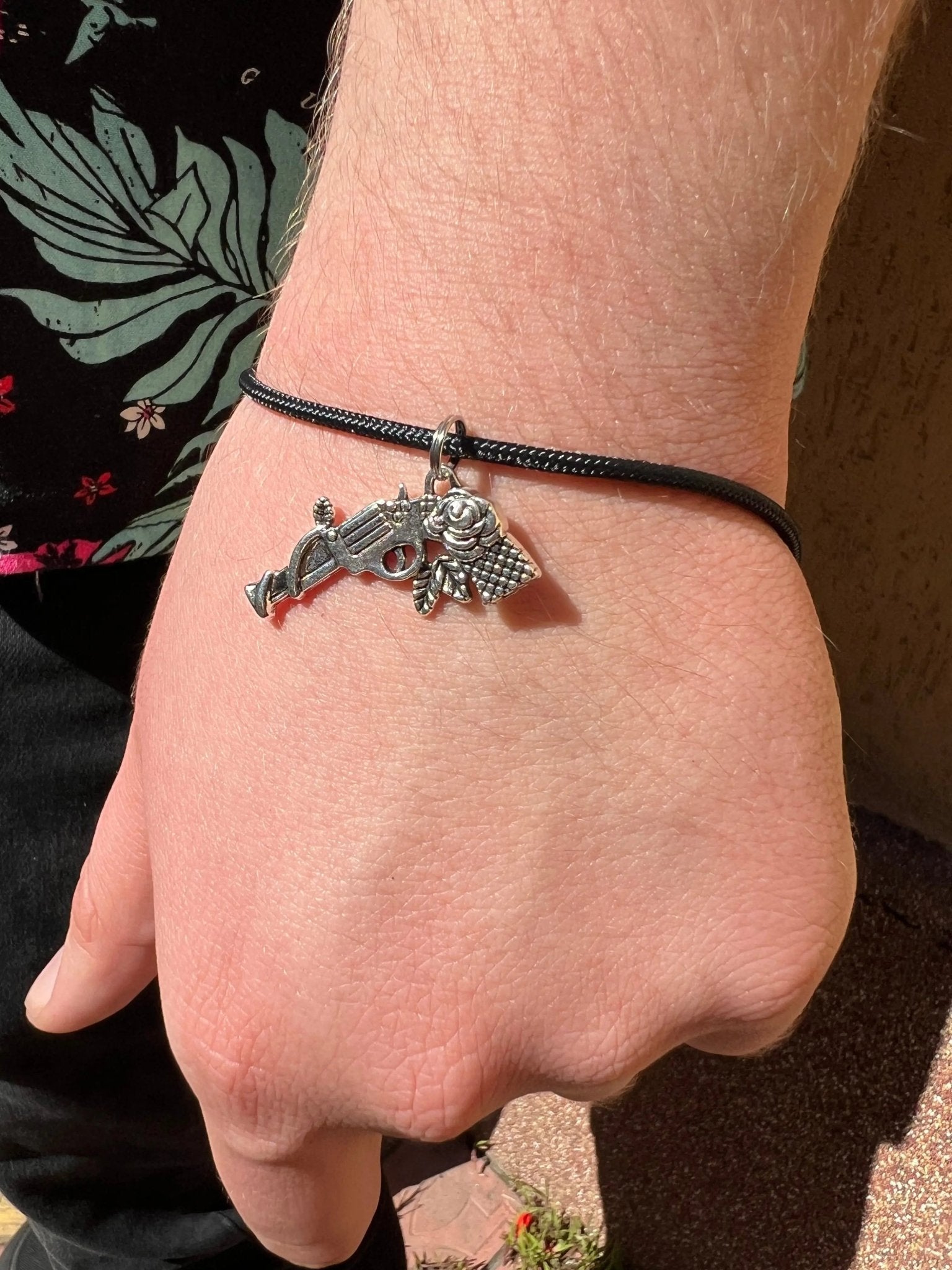 Bratara Paracord Spectrum Guns and Roses Argintiu | Echipament tactic WARGEAR