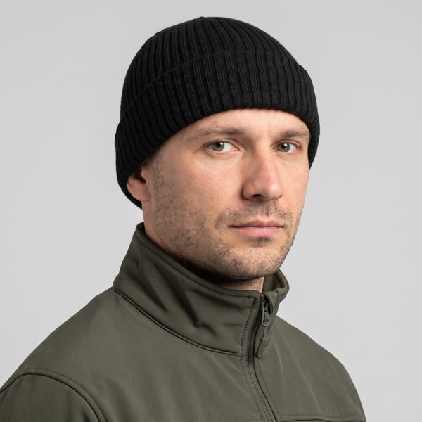 Caciula tricotata Watch Cap 100% acril M-TAC NEGRU purtată, portret studio