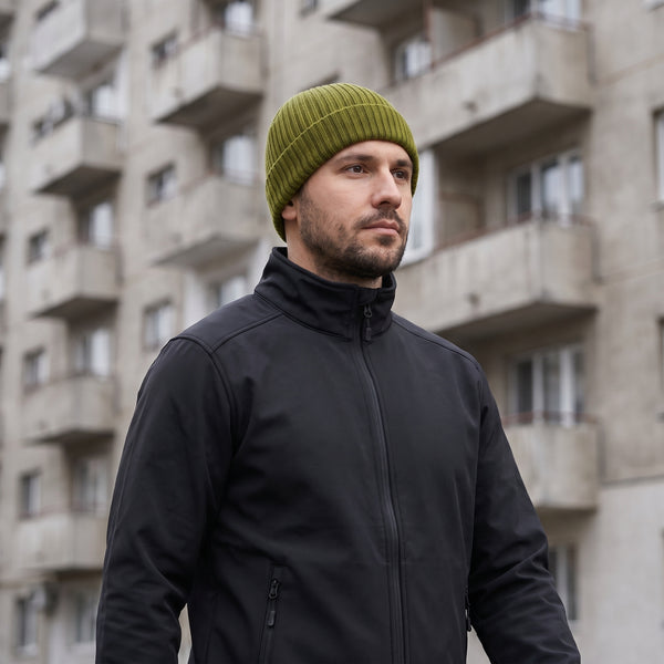 Caciula tricotata Watch Cap 100% acril M-TAC OLIVE purtată, în oraș