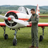 Combinezon de pilot Brandit olive la aerodrom, lângă un Yak-52