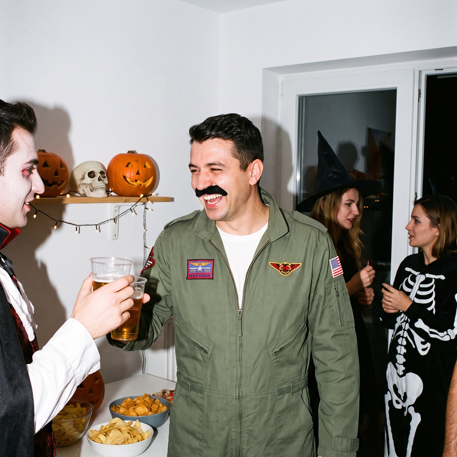 Combinezon de pilot Brandit olive purtat ca costum de Halloween