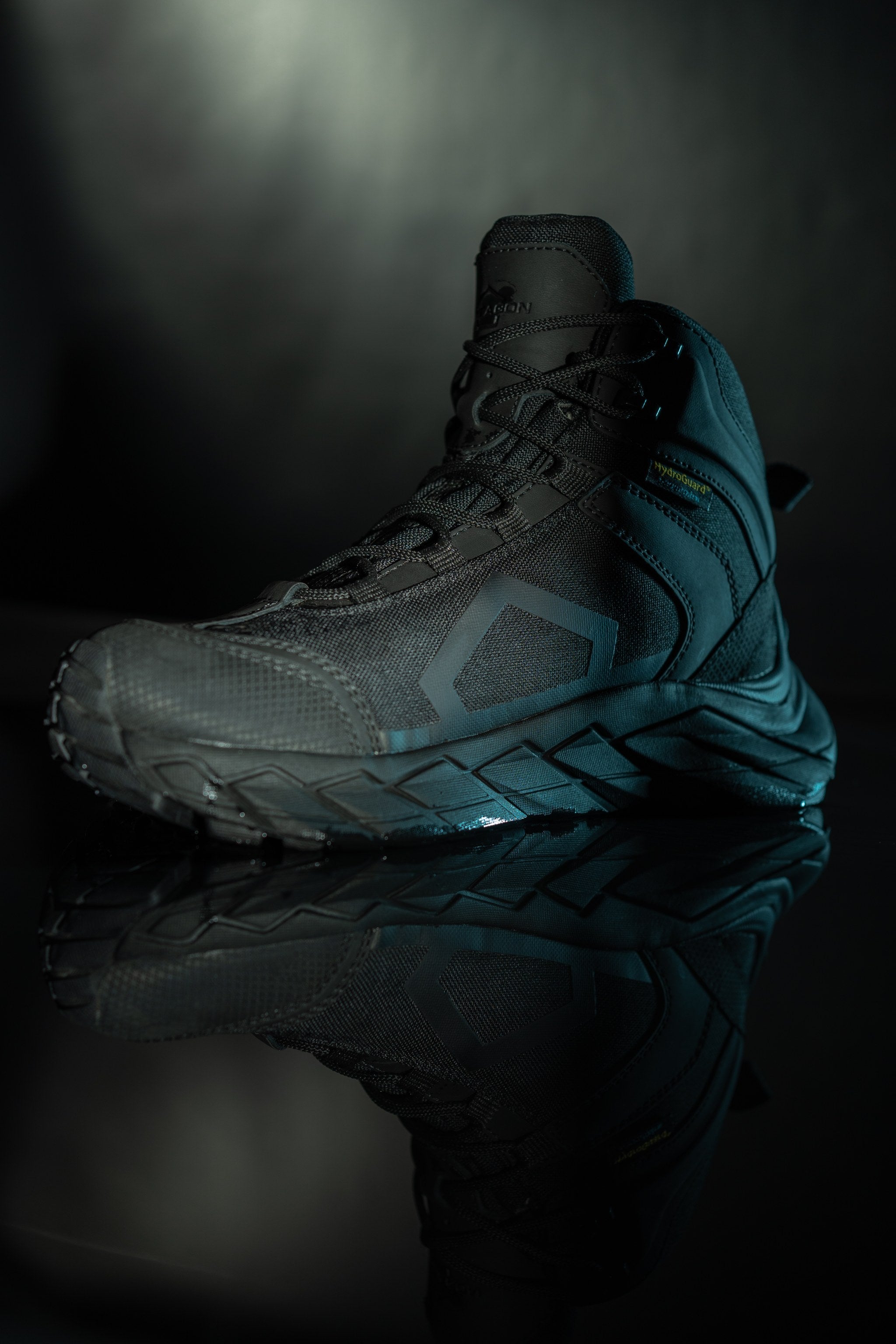 Bocanci tactici Gravity Pentagon vedere trei sferturi cu eticheta HydroGuard