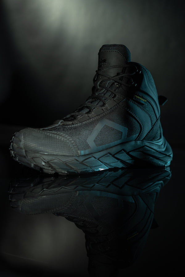 Bocanci tactici Gravity Pentagon vedere trei sferturi cu eticheta HydroGuard