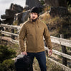 Jachetă SoftShell Lightweight M-Tac coyote, purtată, în teren