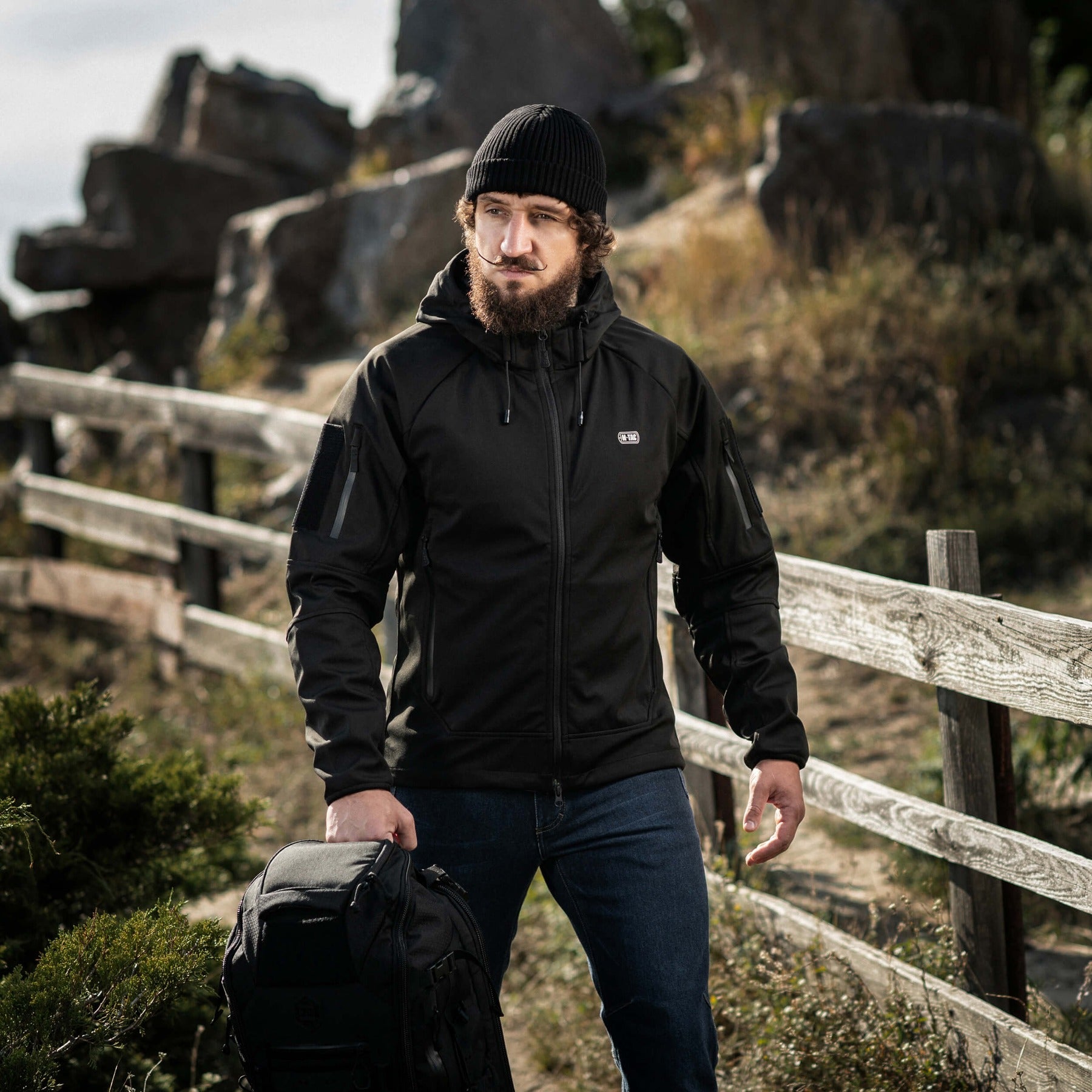 Jachetă SoftShell Lightweight M-Tac negru, purtată, în teren