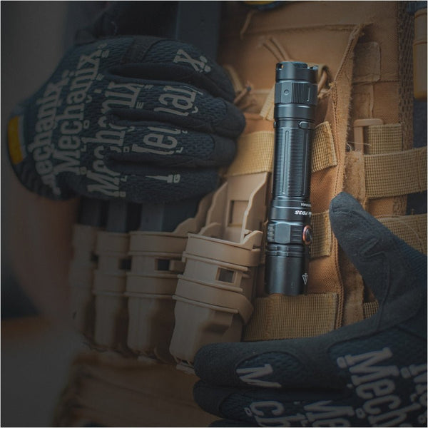 Lanterna Tactica Fenix PD35 V3.0 – 1700 Lumeni – Luminus SFT40, IP68, Doua Butoane | WARGEAR RO