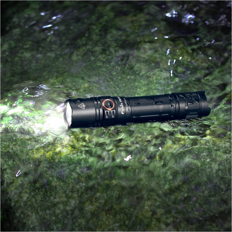Lanterna Tactica Fenix PD35 V3.0 – 1700 Lumeni – Luminus SFT40, IP68, Doua Butoane | WARGEAR RO
