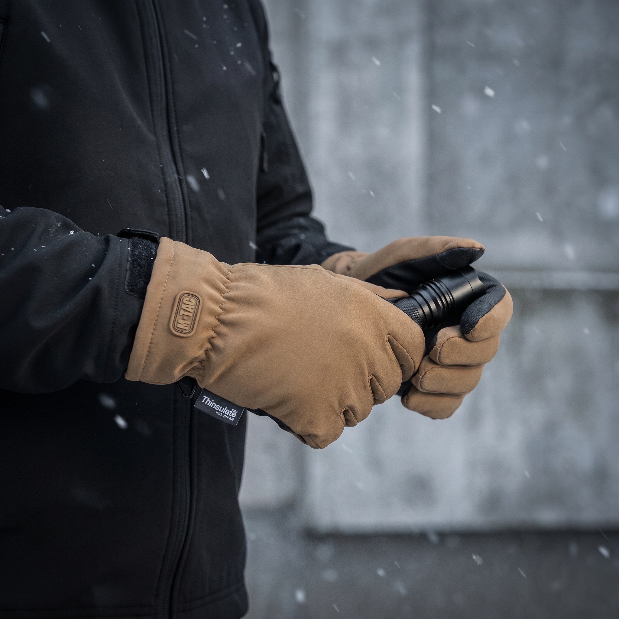 Manusi tactice de iarna Soft Shell Thinsulate M-TAC COYOTE purtate, mână cu lanternă tactică iarna