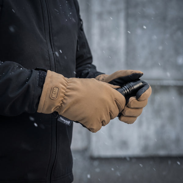 Manusi tactice de iarna Soft Shell Thinsulate M-TAC COYOTE purtate, mână cu lanternă tactică iarna