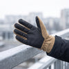 Manusi tactice de iarna Soft Shell Thinsulate M-TAC COYOTE purtate, detaliu palmă antiderapantă