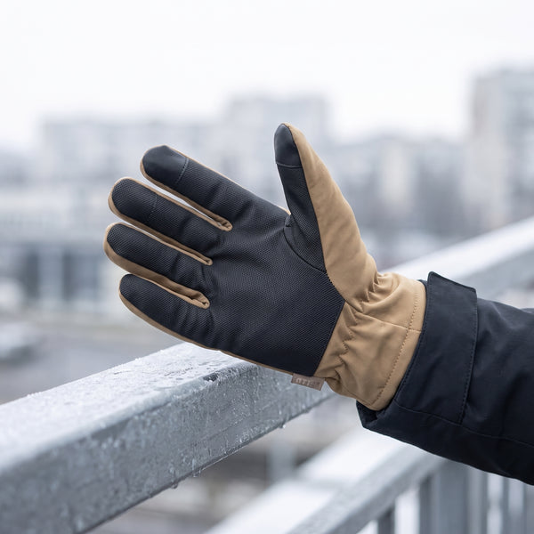 Manusi tactice de iarna Soft Shell Thinsulate M-TAC COYOTE purtate, detaliu palmă antiderapantă