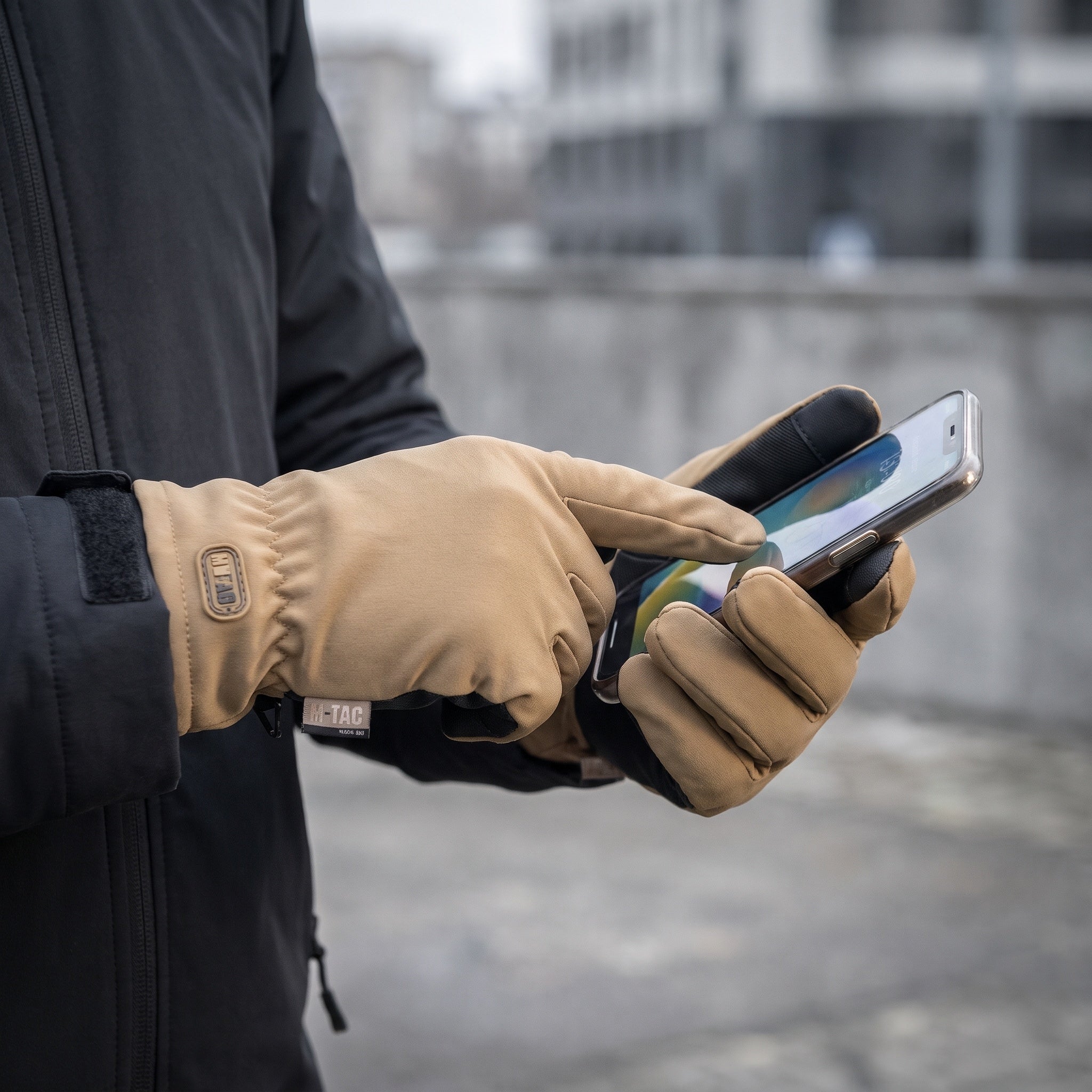 Manusi tactice de iarna Soft Shell Thinsulate M-TAC COYOTE purtate, degete tactile pe telefon