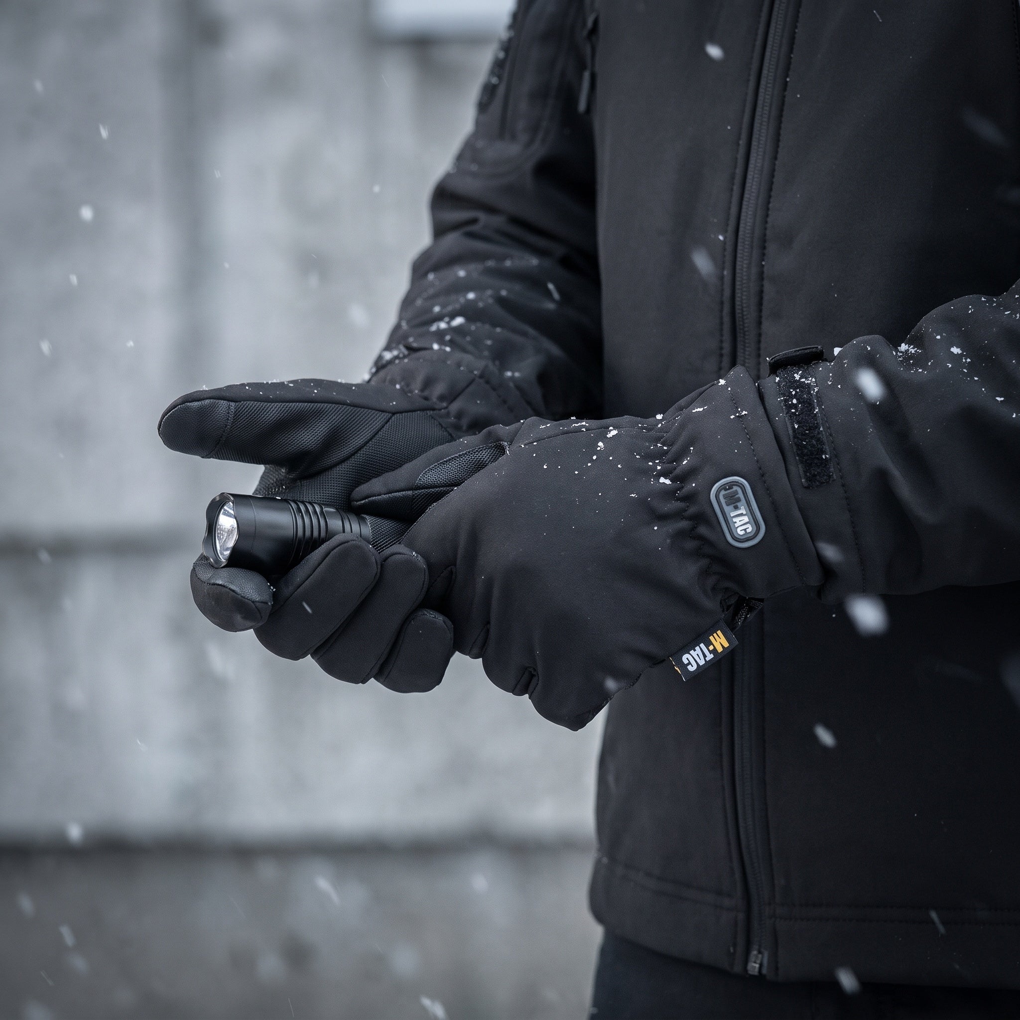 Manusi tactice de iarna Soft Shell Thinsulate M-TAC NEGRU purtate, mână cu lanternă tactică iarna