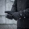 Manusi tactice de iarna Soft Shell Thinsulate M-TAC NEGRU purtate, mână cu lanternă tactică iarna
