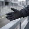 Manusi tactice de iarna Soft Shell Thinsulate M-TAC NEGRU purtate, detaliu palmă antiderapantă