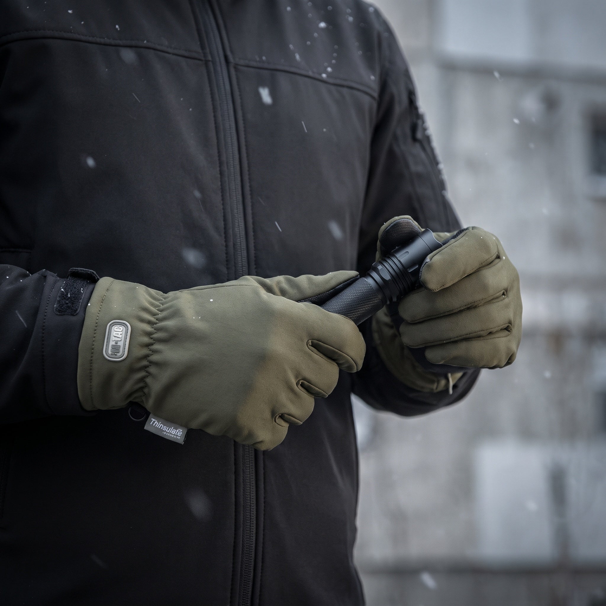 Manusi tactice de iarna Soft Shell Thinsulate M-TAC OLIVE purtate, mână cu lanternă tactică iarna