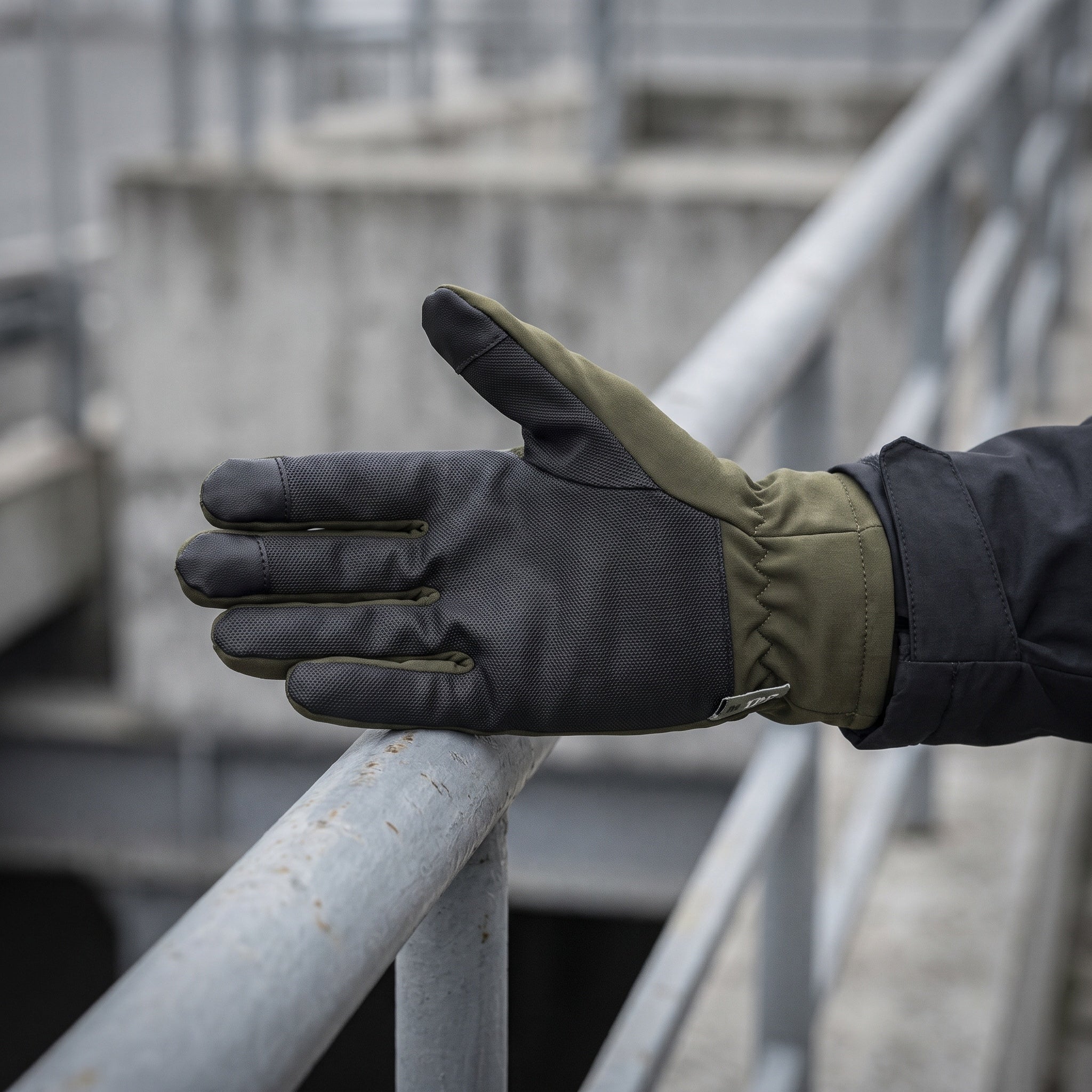 Manusi tactice de iarna Soft Shell Thinsulate M-TAC OLIVE purtate, detaliu palmă antiderapantă