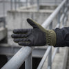 Manusi tactice de iarna Soft Shell Thinsulate M-TAC OLIVE purtate, detaliu palmă antiderapantă