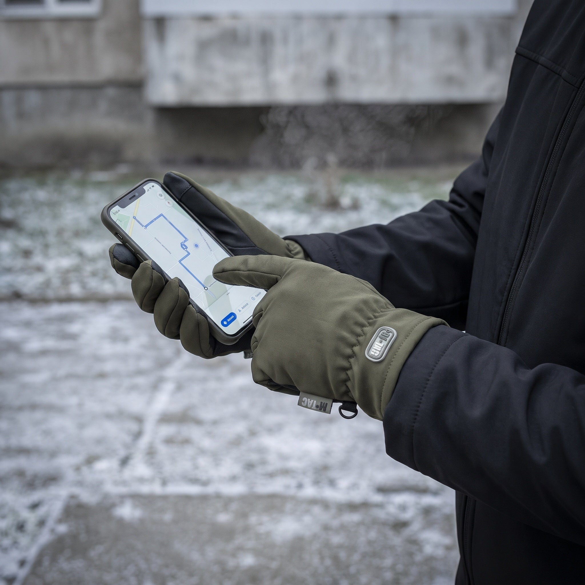 Manusi tactice de iarna Soft Shell Thinsulate M-TAC OLIVE purtate, degete tactile pe telefon