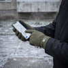 Manusi tactice de iarna Soft Shell Thinsulate M-TAC OLIVE purtate, degete tactile pe telefon